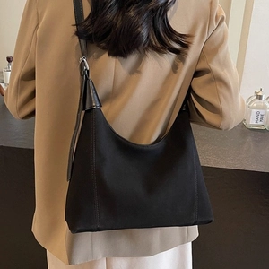 Sac à épaule hobo noir classique pour femme avec bandoulière réglable de style minimaliste