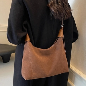 Sac cabas minimaliste en daim marron avec bandoulière en cuir et boucle en métal