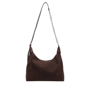 Sac hobo en daim marron foncé avec forme demi-lune et bandoulière en chaîne