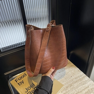 Crocodile Embossed PU Leather Bucket Bag Large Capacity Single Shoulder Crossbody Handbag For Women Commuter Retro Style
