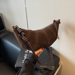 Borsa a spalla vintage in pelle opaca marrone scuro con tracolla annodata e forma a mezzaluna
