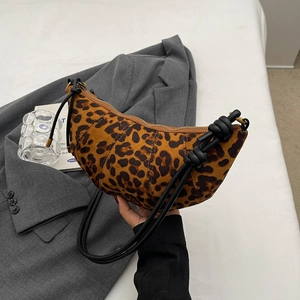 Borsa a mezzaluna leopardata retrò con finitura scamosciata e tracolla con nodo