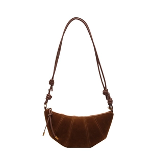 Borsa croissant in pelle scamosciata marrone scuro con cuciture e tracolla annodata