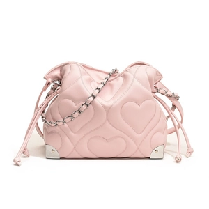 Sac à bandoulière rose matelassé avec motif cœur, chaîne argentée et coins en métal