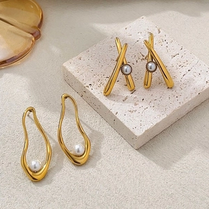 Boucles d'oreilles élégantes en acier doré 18 carats avec perles sur socle