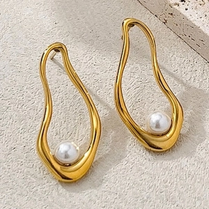 Boucles d'oreilles minimalistes en acier doré avec perles et design croisé