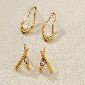 Boucles d'oreilles entrelacées et gouttes dorées 18k avec perles blanches élégantes