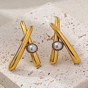 Boucles d'oreilles croisées en acier inoxydable doré 18k avec perles grises