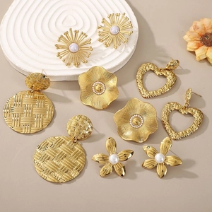 Set of minimalist gold titanium steel earrings with pearls and shell textures for beach vacations