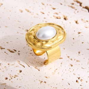Bague large dorée à texture irrégulière avec perle ovale et anneau ouvert ajustable
