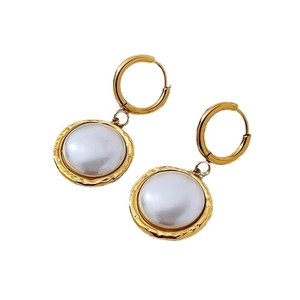 Boucles d'oreilles élégantes en acier titane doré avec de grandes perles blanches rondes