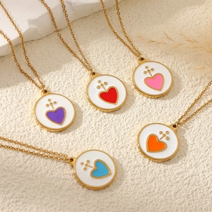Colliers vintage à pendentif cœur en cinq couleurs avec chaîne dorée et détails émail