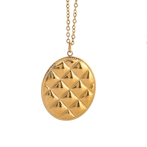 Gouden ketting met een getextureerde ovale hanger en een ruitvormig reliëfontwerp