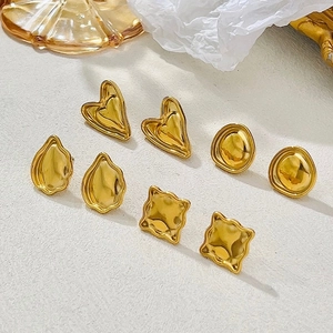 Boucles d'oreilles irrégulières en acier plaqué or 18K avec texture métal martelé