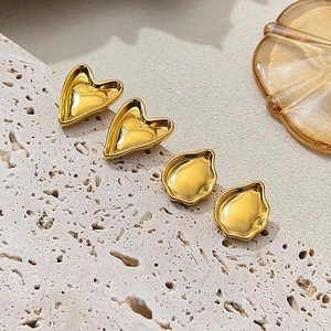 Boucles d'oreilles minimalistes en acier inoxydable doré 18K forme cœur et pétale