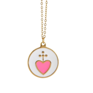 Collier rétro doré avec pendentif rond, cœur en émail rose et détails de croix sur blanc