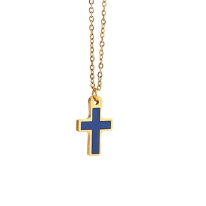 Pendentif croix en or poli avec incrustation en émail bleu sur une chaîne en O