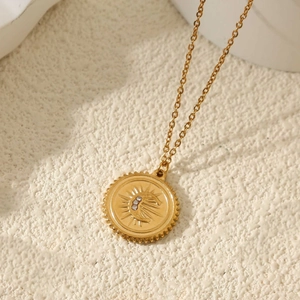 Collier vintage en or avec pendentif soleil et lune orné de cristaux sur chaîne en acier