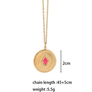 Détail du pendentif en or avec incrustation rose montrant les dimensions 2cm et 45cm