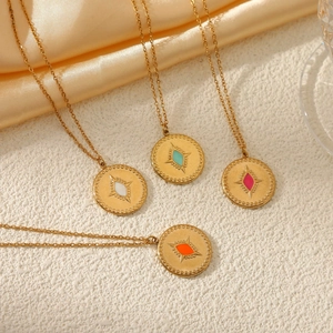 Lot de quatre colliers en acier inoxydable plaqué or 18k avec pendentifs ronds colorés