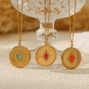 Trois colliers bohèmes en acier inoxydable plaqué or 18k avec pendentifs oeil en émail coloré