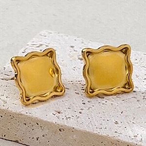 Boucles d'oreilles carrées dorées rétro avec texture lave et résine ambre sur pierre