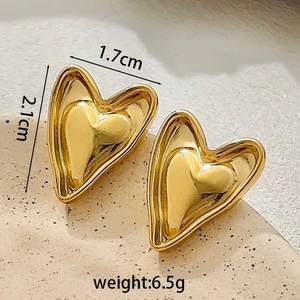Détail de boucles d'oreilles cœur niché en acier inoxydable plaqué or 18k avec mesures