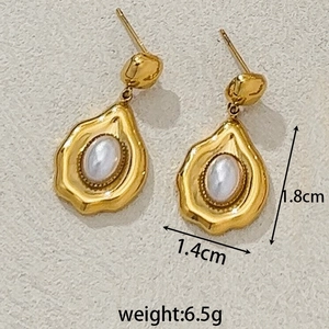 Détail de boucles d'oreilles pétales dorées avec perles et dimensions du produit