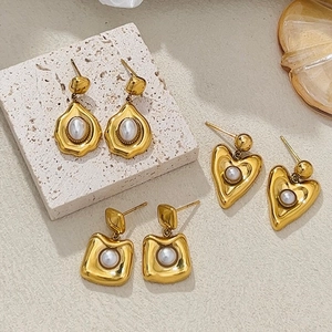 Set de boucles d'oreilles vintage en métal doré avec perles en formes de cœur et rondes