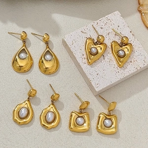 Ensemble de boucles d'oreilles dorées en acier inoxydable avec perles blanches