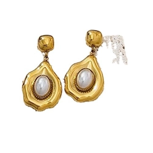 Boucles d'oreilles élégantes plaquées or avec pétales plissés et incrustations de perles