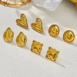 Ensemble de quatre boucles d'oreilles dorées en forme de cœur et motifs géométriques