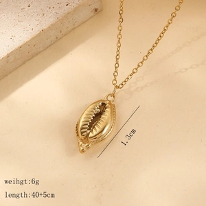 Detailed view of golden shell pendant with 1.3cm height and 40+5cm adjustable chain