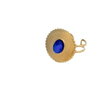 Anillo vintage dorado con textura solar e incrustación de gema óvalo azul