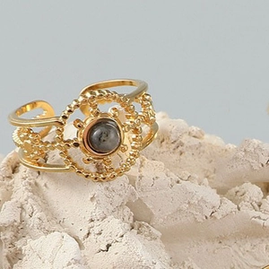 Bague bohème en acier doré avec pierre naturelle gris foncé et cadre soleil radieux