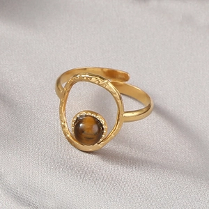 Bague vintage ajourée en acier inoxydable doré avec œil de tigre sur tissu en soie grise