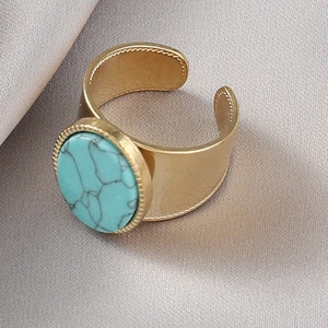 Bague large ouverte style égyptien vintage avec turquoise sur tissu satiné gris