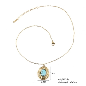 Détail de la chaîne dorée 45+5cm avec pendentif ovale en turquoise de 2,2x2,9cm et fermoir homard