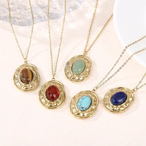 Cinq colliers en acier titane doré avec pendentifs en pierre naturelle de différentes couleurs