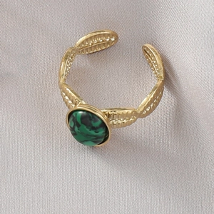 Macro d'une bague vintage en acier inoxydable doré avec détail de pierre malachite verte