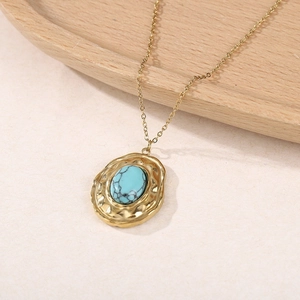 Collier bohème en titane doré avec pendentif turquoise martelé pour femme