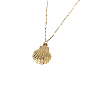 Gold-plated stainless steel shell pendant necklace for women with a minimalist chain