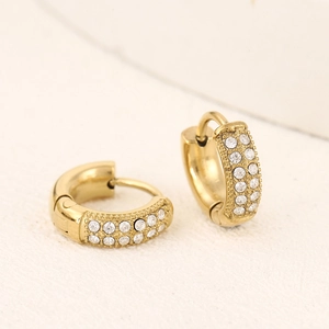 Orecchini huggie in acciaio placcato oro 18k con tre file di zirconi luccicanti