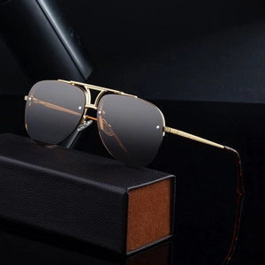 Classic metal pilot sunglasses with double bridge and gradient lenses in a leather case