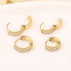 Eleganti orecchini a cerchio placcati oro 18k con cristalli scintillanti su ceramica