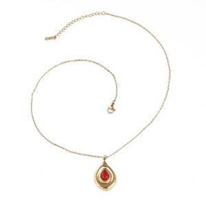 Collier vintage en acier titane avec pendentif goutte d'eau et pierre rouge sur blanc