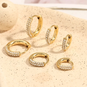 Set di tre paia di orecchini a cerchio in acciaio placcato oro 18K con zirconi micro-incastonati