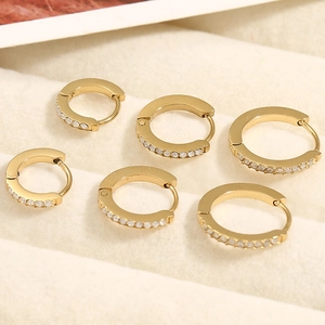Comparaison de trois tailles de boucles d'oreilles créoles dorées en zircon sur velours