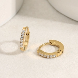 Élégantes boucles d'oreilles créoles en acier titane doré avec zircons ronds sertis
