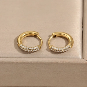 Orecchini a cerchio geometrici francesi con doppia fila di cristalli pavé in oro 18K